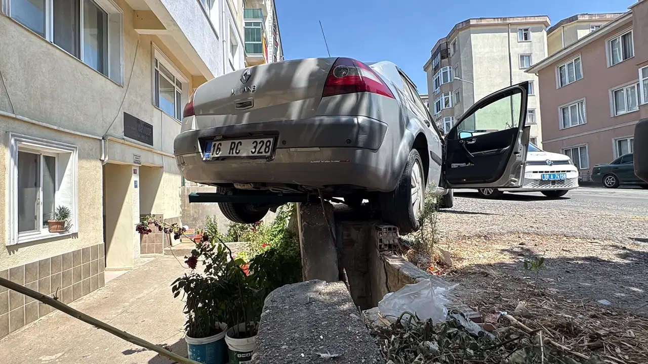 El freni Çekilmeyen Otomobil, İstinat Duvarında Asılı Kaldı