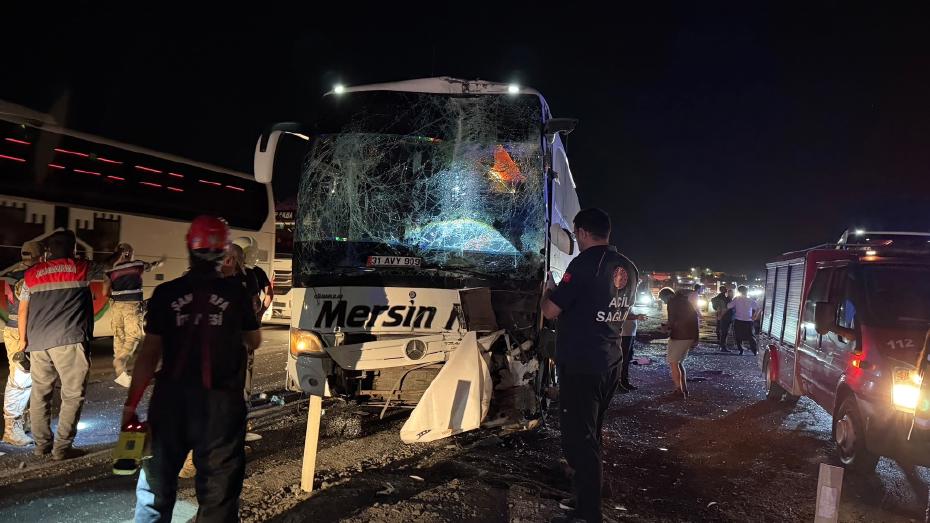 Şanlıurfa'da iki yolcu otobüsü çarpıştı, 13 kişi yaralandı