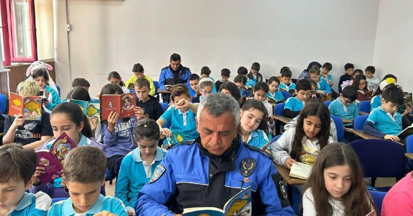 Antalya'da kitap okuma etkinliği düzenlendi