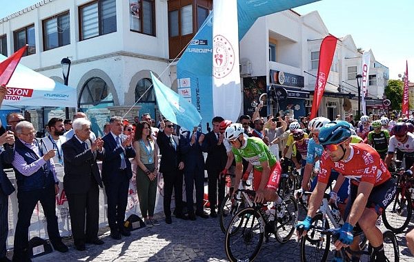 Cumhurbaşkanlığı Bisiklet Turu'nun yedinci etabı Çeşme'de büyük coşkuyla başladı – SPORT