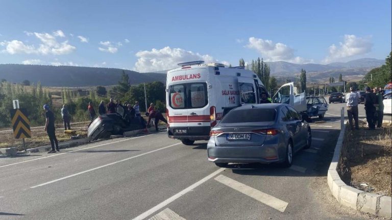 Isparta'da çarpışan iki otomobilde 6 kişi yaralandı