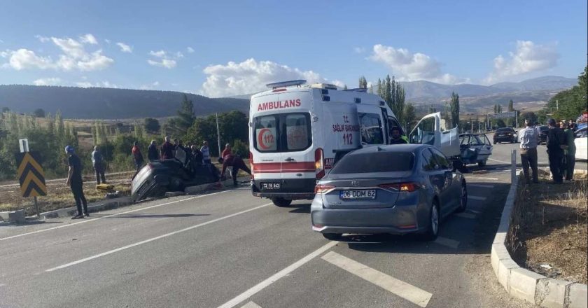 Isparta'da çarpışan iki otomobilde 6 kişi yaralandı