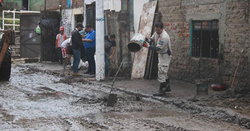 Meksika'da şiddetli yağışların neden olduğu toprak kayması nedeniyle 6 kişi hayatını kaybetti.