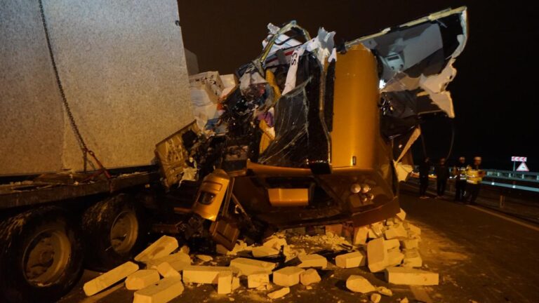 Kütahya’da tırlar çarpıştı: 2 yaralı