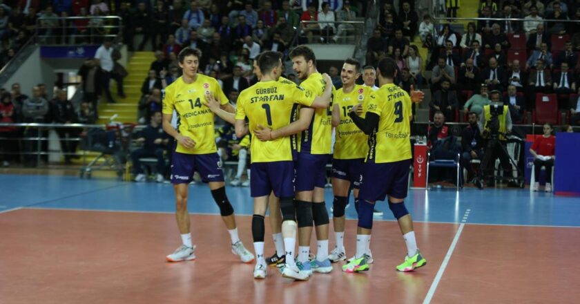 Erkek uçuş finalinde Fenerbahçe, Halkbank için bir set vermeden şampiyon oldu