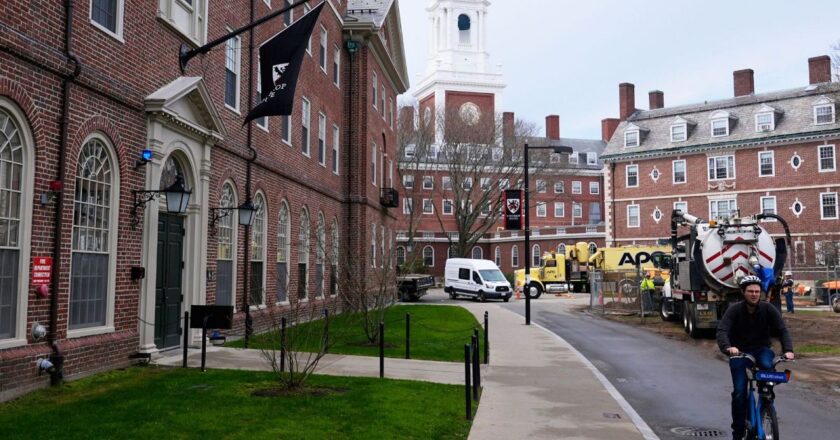 Harvard Üniversitesi, 2,2 milyar dolarlık Trump yönetiminin dondurucu kararına karşı bir dava açtı.