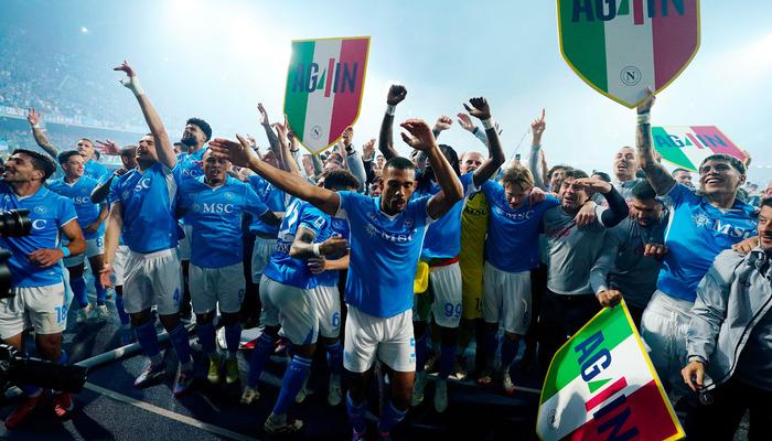 İtalyan Serie A Serie A'nın son haftasında Cagliari'yi 2-0 yenen Napoli şampiyon oldu!