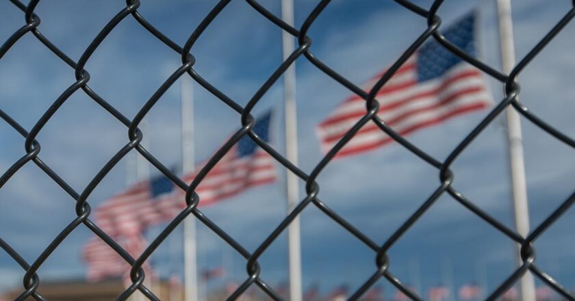 Amerikan İdaresi, göçmenlik yasalarını engellediği gerçeğine dayanarak Colorado ve Denver'a karşı bir neden sundu