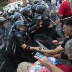 Bulgaristan'ın Euro'ya geçişi protesto edildi, göstericiler ve polis birbirlerine girdi