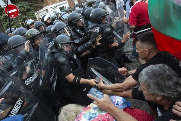 Bulgaristan'ın Euro'ya geçişi protesto edildi, göstericiler ve polis birbirlerine girdi