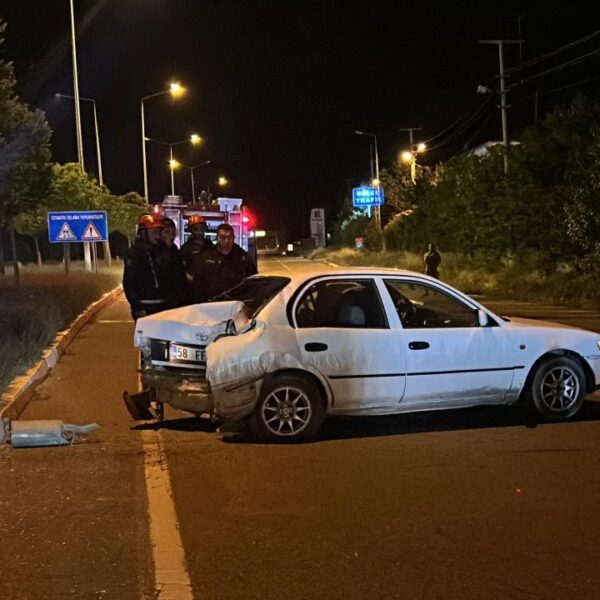 Sivas'ta iki arabanın çarpıştığı kazada 5 kişi yaralandı