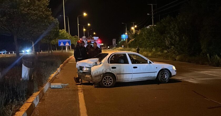 Sivas'ta iki arabanın çarpıştığı kazada 5 kişi yaralandı