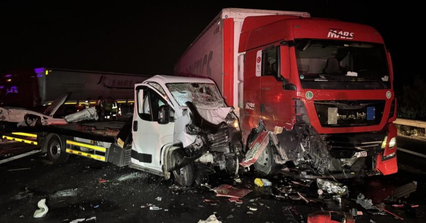Adana Zinciri Trafik Kazası: 8 kişi yaralandı