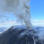Kamcatka'daki Vulcano Krashennikov, deprem çalışmaya başladıktan sonra ilk kez