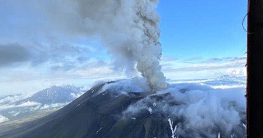 Kamcatka'daki Vulcano Krashennikov, deprem çalışmaya başladıktan sonra ilk kez