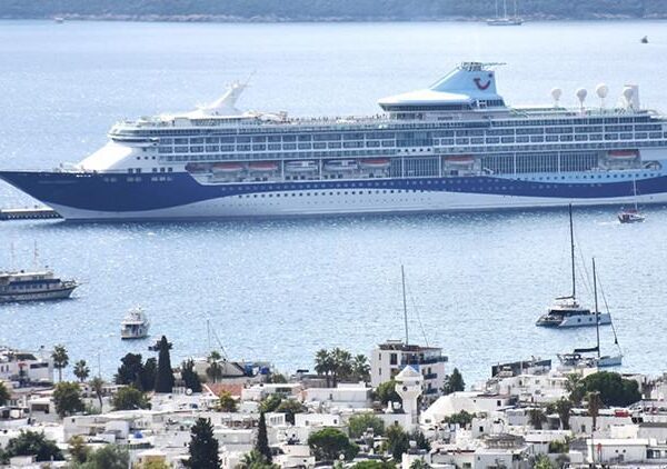 Bodrum'da binlerce yolcu ile dev gemi
