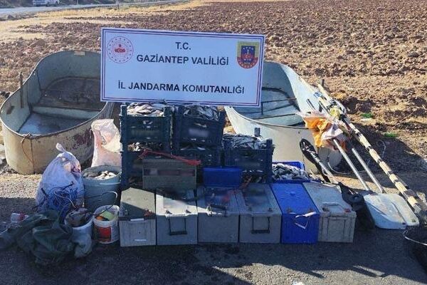 Bir ağ ile avlanma yasağına saygı duymayan iki kişi kırmızı elle yakalandı