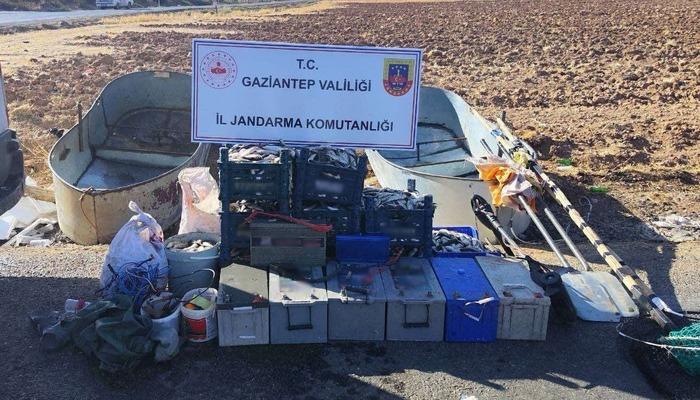 Bir ağ ile avlanma yasağına saygı duymayan iki kişi kırmızı elle yakalandı