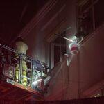 Beyoğlu'nda yangın! Mahsur kalan 4 kişi kurtarıldı